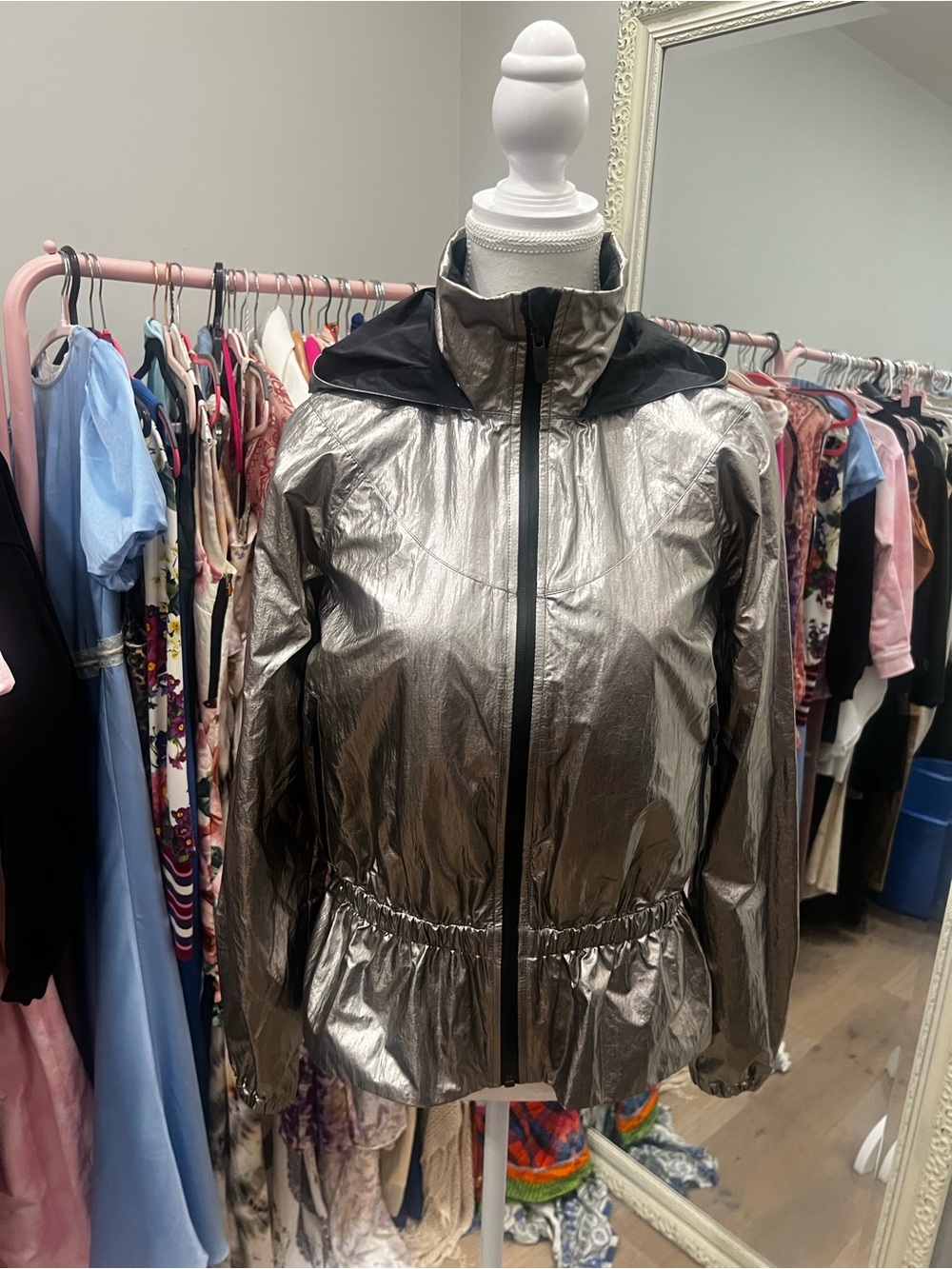 lululemon x Barrys Stronger as One Metallic Silver Windbreaker Jacket 4 - Picture 5 of 9